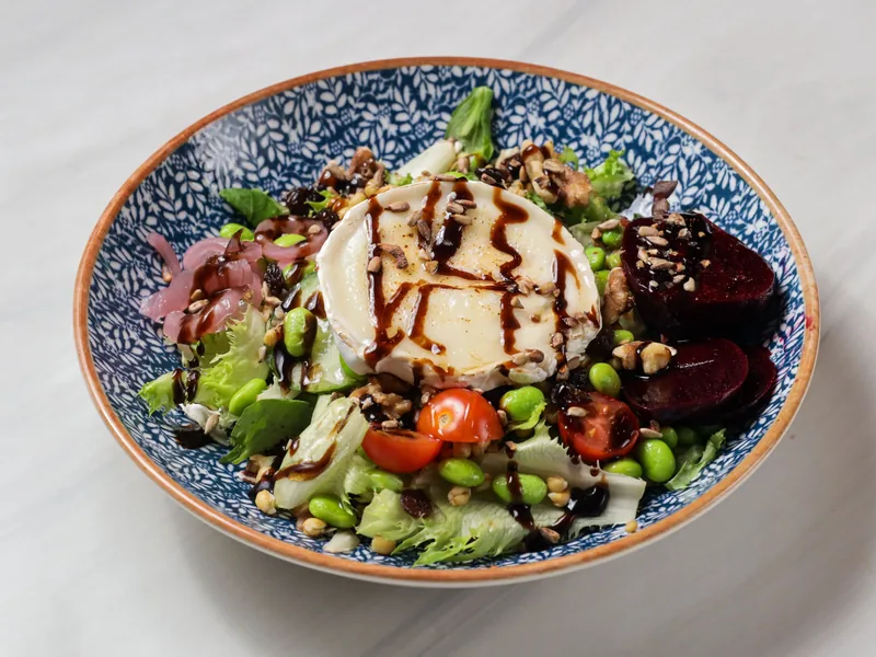 Chèvresallad med rödbetor, valnötter och honung